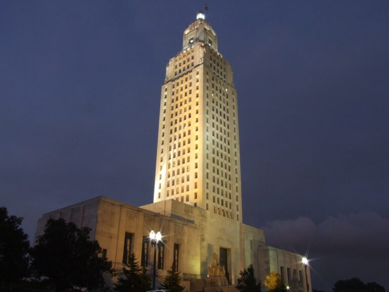 Louisiana_State_Capitol_at_night